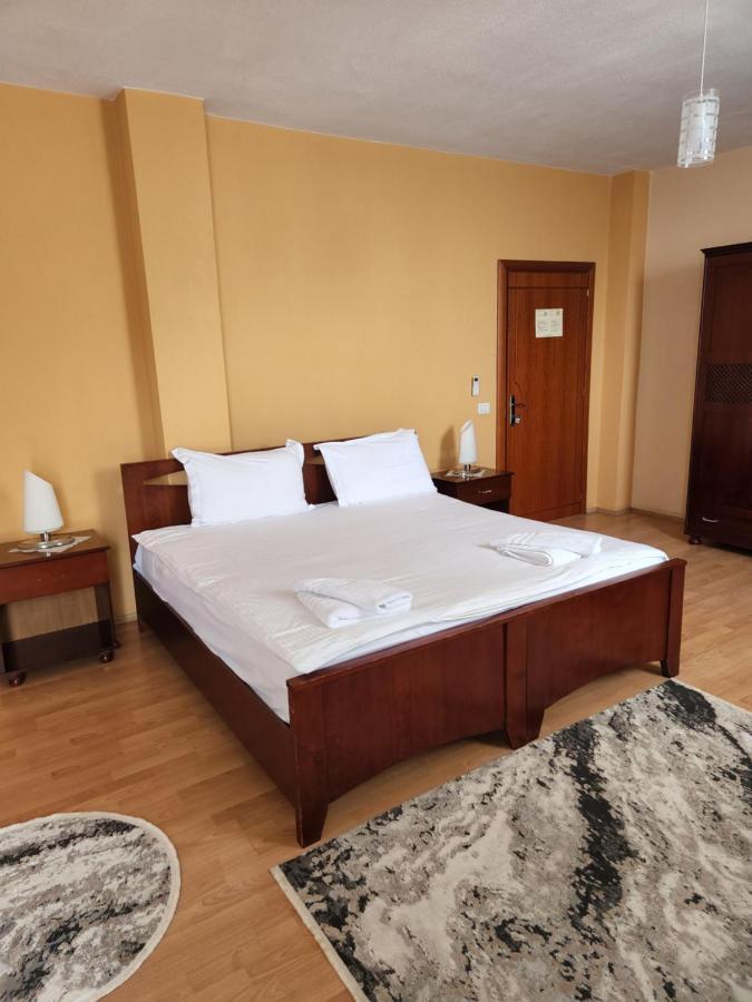 Guesthouse Bimbli Pogradec Exteriör bild